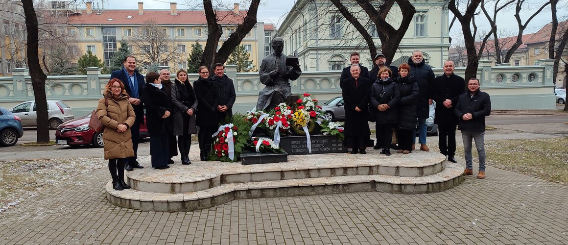 Položeni vijenci na spomenik biskupa Antunovića