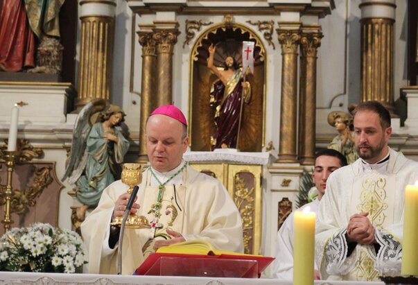 Biskup Svalina predvodio proslavu Uskrsa u Srijemskoj Mitrovici