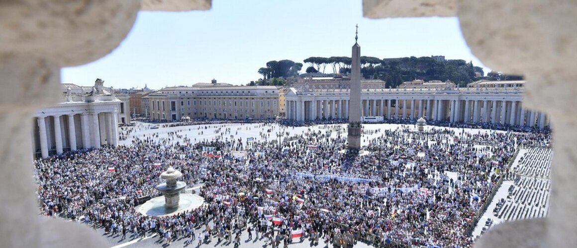 Papa Franjo djeci: Čekam vas u Rimu, molimo za one koji pate zbog rata