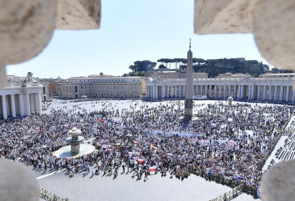 Papa Franjo djeci: Čekam vas u Rimu, molimo za one koji pate zbog rata