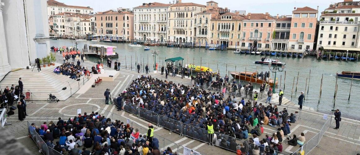 Papa mladima: Budite oprezni kada vam mobitel onemogućuje susretati osobe