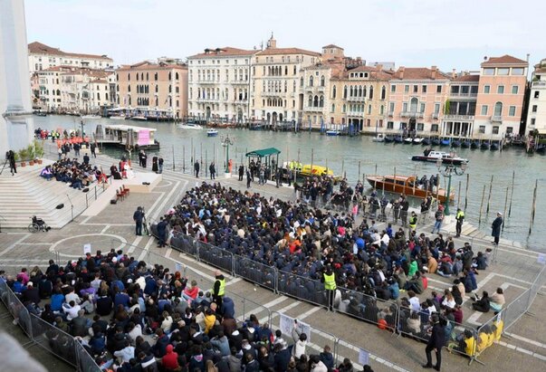 Papa mladima: Budite oprezni kada vam mobitel onemogućuje susretati osobe