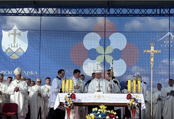 Misa za 10.000 mladih vrhunac Susreta hrvatske katoličke mladeži u Gospiću