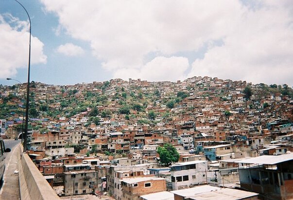 Glad u Venezueli: Ljudi preživljavaju od bačenih ostataka hrane