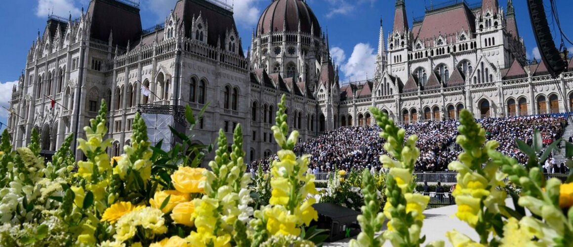 Tisuće vjernika u živoj krunici za mir u Budimpešti