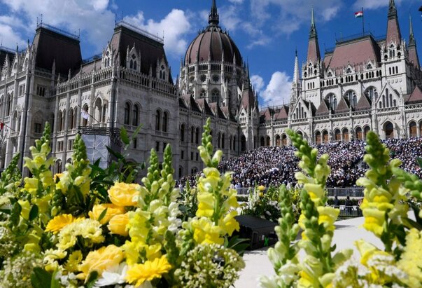 Tisuće vjernika u živoj krunici za mir u Budimpešti