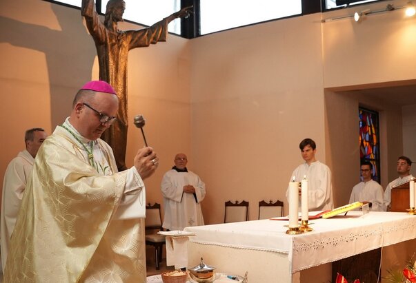 Biskup Svalina predvodio misu te blagoslovio novopostavljeni oltar i kip Srca Isusova