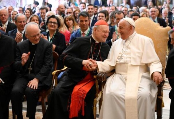 Papa Franjo: Umjetna inteligencija ne smije provoditi „kulturu odbacivanja“