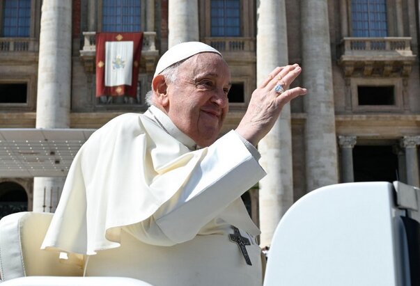 Papa primio skupinu migranata