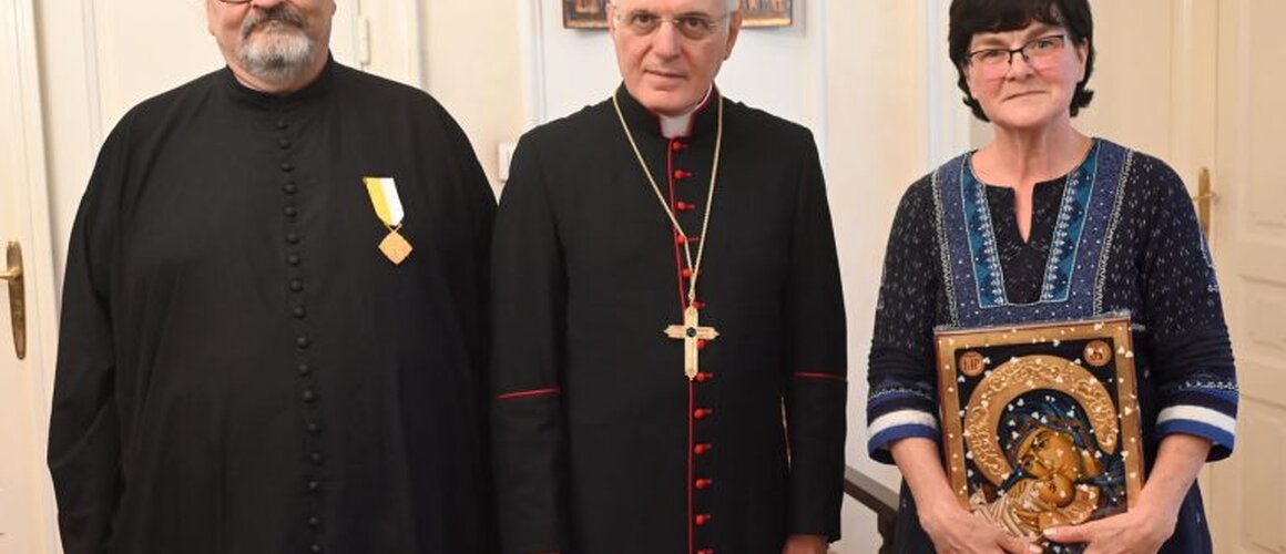 Nuncij Gangemi uručio ikonu i medaljon gospođi Talló i papinsko odlikovanje „Pro Ecclesia et Pontifice“ vlč. Ninkoviću u Nuncijaturi u Beogradu