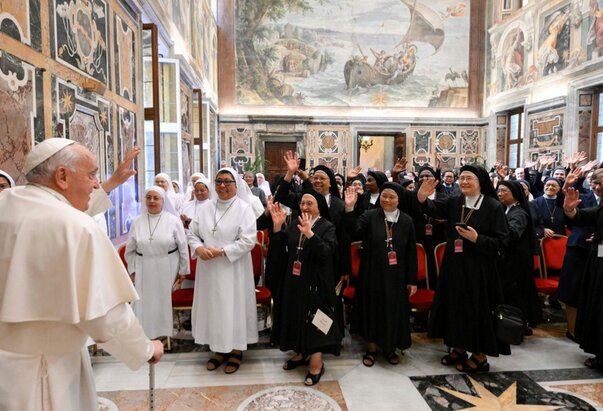 Papa osobe posvećena života pozvao na molitvu za zvanja