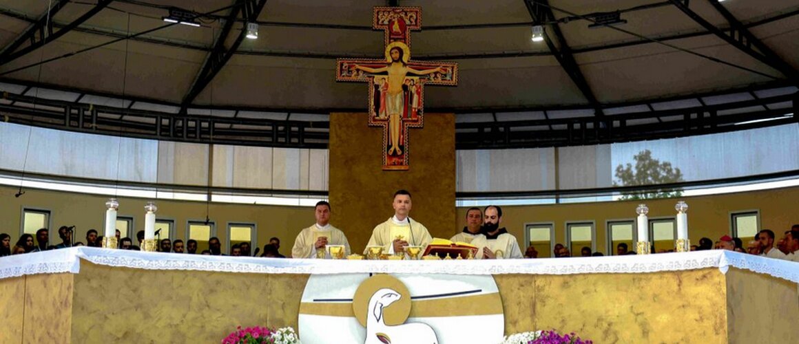 Međugorje: Fra Zvonimir Pavičić predvodio misu četvrtog dana Mladifesta