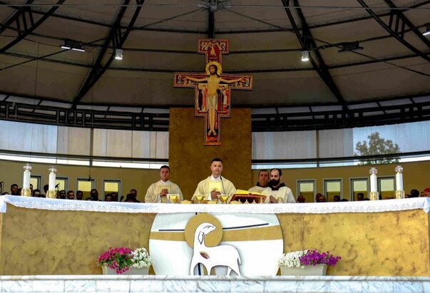 Međugorje: Fra Zvonimir Pavičić predvodio misu četvrtog dana Mladifesta