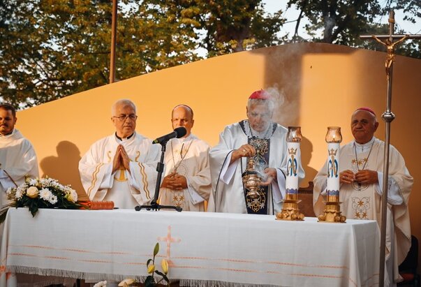 Mons. Ferenc Fazekas predvodio misu uoči svetkovine Gospe Snježne na Tekijama kod Petrovaradina