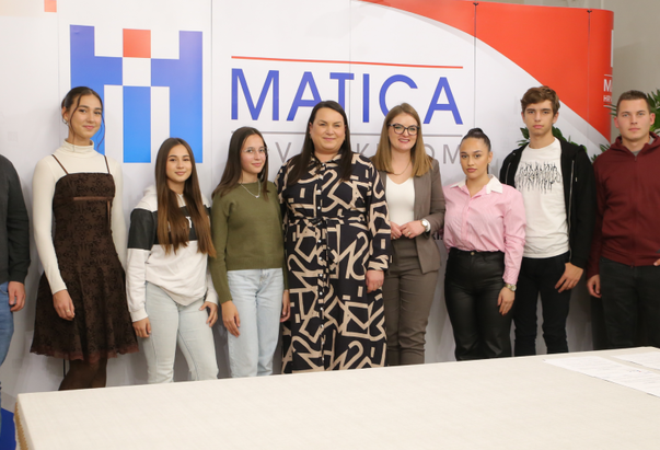 Uručene stipendije učenicima i studentima Hrvatske zajednice u Republici Srbiji