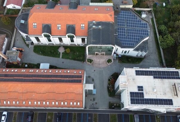 Puštena u pogon solarna elektrana na zgradi Katoličkog bogoslovnog fakulteta u Đakovu