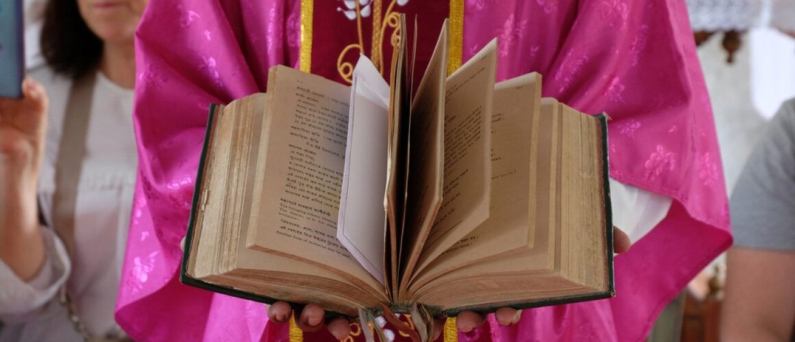 Indija: Župljani gurnuli svećenika s oltara zbog sukoba oko liturgije