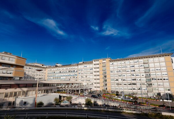 Papa u bolnici na pretragama i liječenju bronhitisa