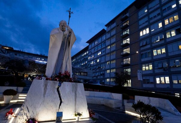 Papino zdravstveno stanje: Sveti Otac Franjo je stabilno, nastavlja s liječenjem u bolnici