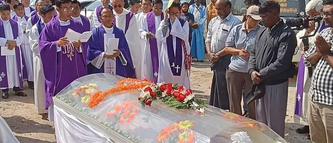 Tisuće vjernika na pogrebu ubijenog katoličkog svećenika u Mjanmaru