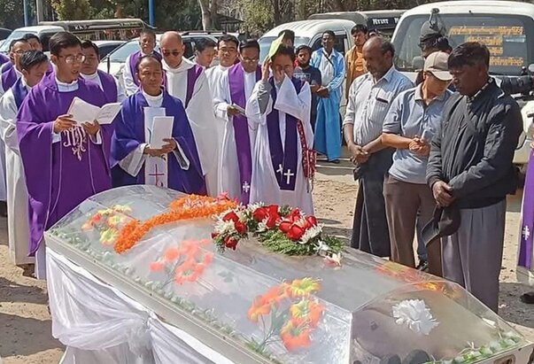 Tisuće vjernika na pogrebu ubijenog katoličkog svećenika u Mjanmaru