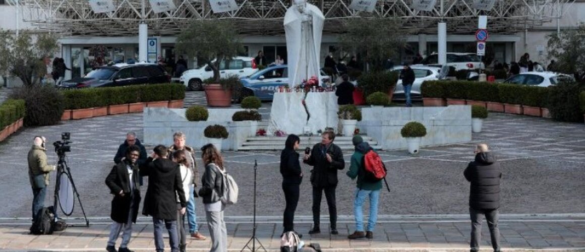 Papa proveo mirno noć u bolnici