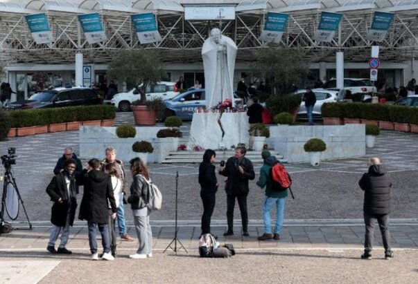 Papa proveo mirno noć u bolnici