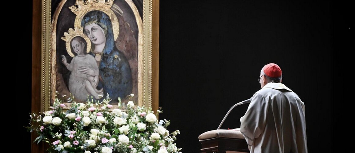 Kardinal Parolin predvodio molitvu krunicu za Papino zdravlje na Trgu sv. Petra