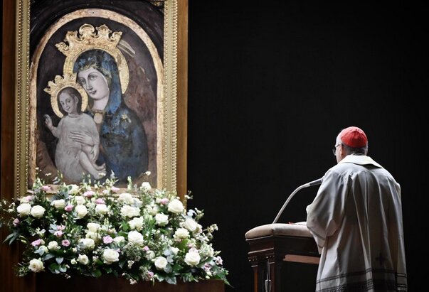 Kardinal Parolin predvodio molitvu krunicu za Papino zdravlje na Trgu sv. Petra