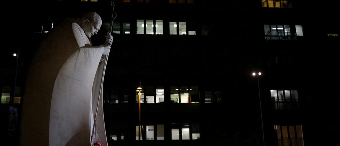 Papino zdravstveno stanje je stabilno, mehanička ventilacija mu je ukinuta