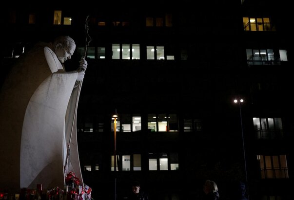 Papino zdravstveno stanje je stabilno, mehanička ventilacija mu je ukinuta