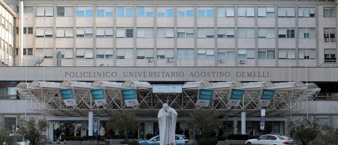 Iza Pape mirna noć u Poliklinici Gemelli