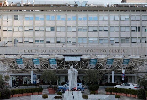 Iza Pape mirna noć u Poliklinici Gemelli