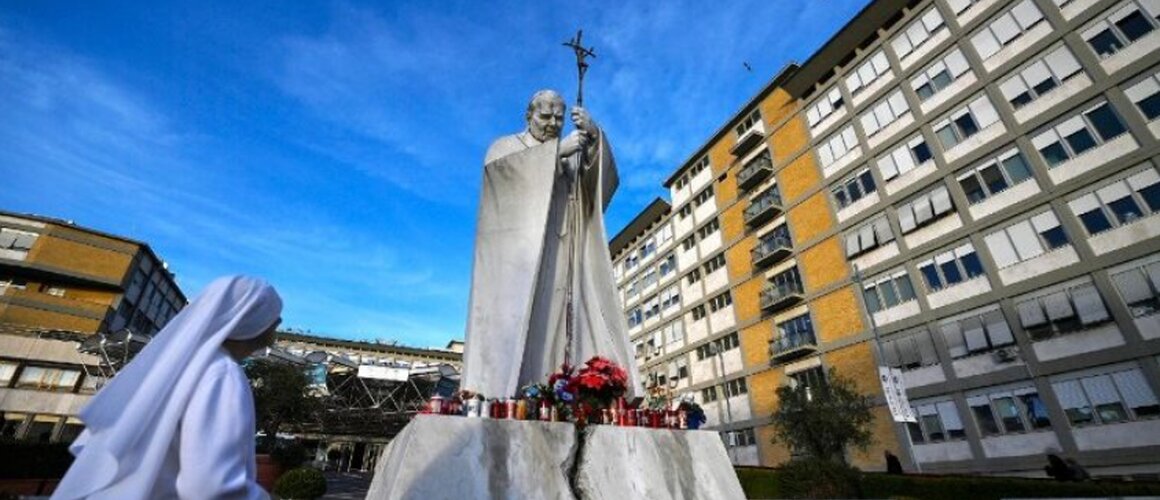 Papa mirno proveo još jednu noć