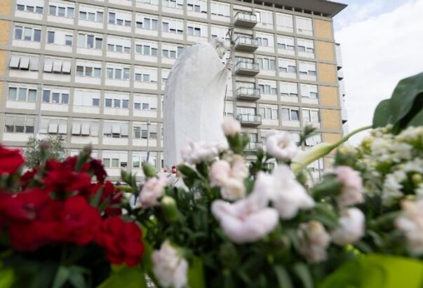 Iza Pape mirna noć u Poliklinici Gemelli