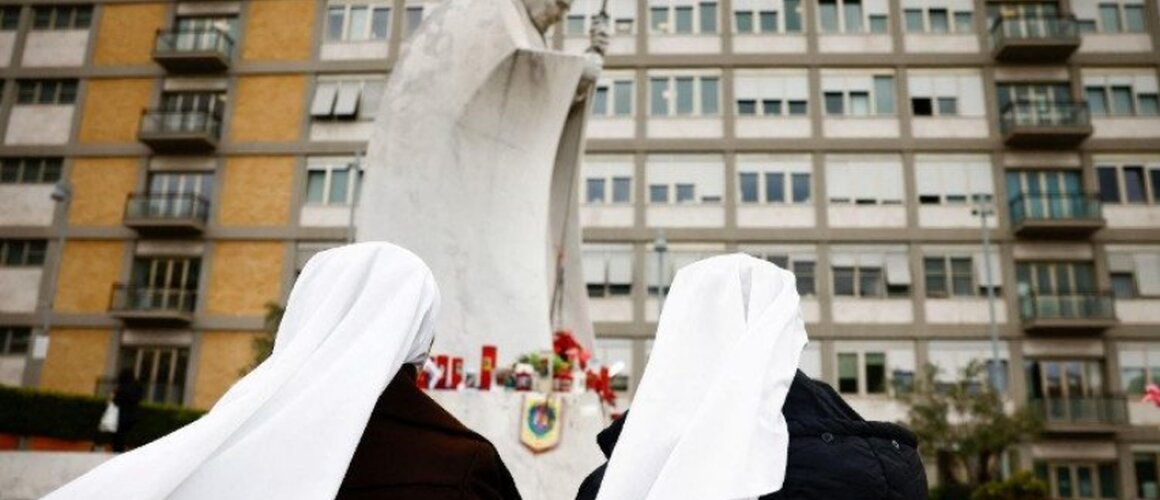 Papa od zdravstvenog osoblja dobio na dar tortu