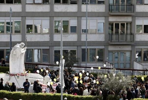 Papa Franjo: Budimo jedni za druge svijetli znakovi nade i nastavimo moliti za mir