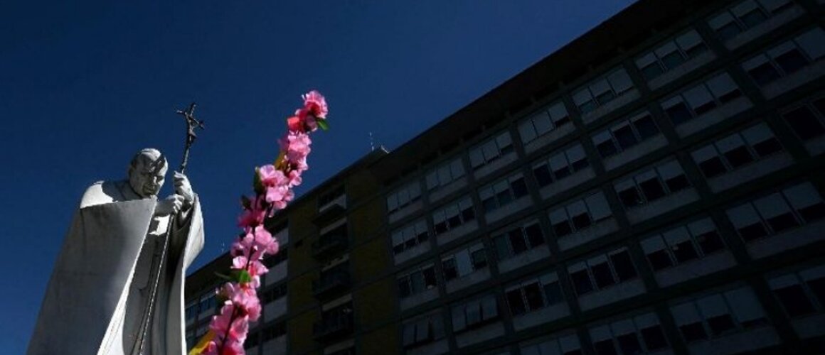 Zdravstveno stanje pape Franje malo se poboljšalo