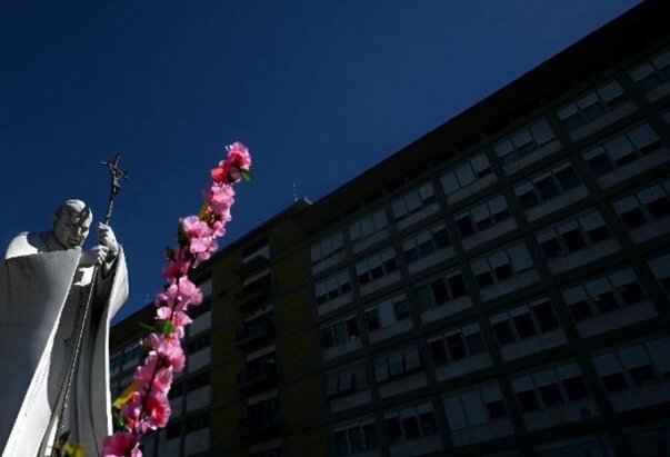 Zdravstveno stanje pape Franje malo se poboljšalo