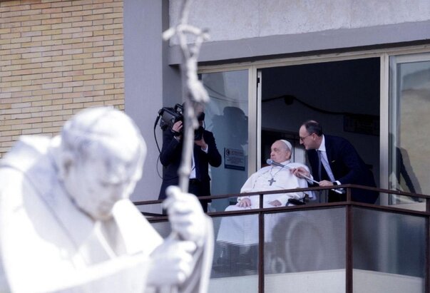 Papa s prozora bolničke sobe pozdravio i blagoslovio vjernike