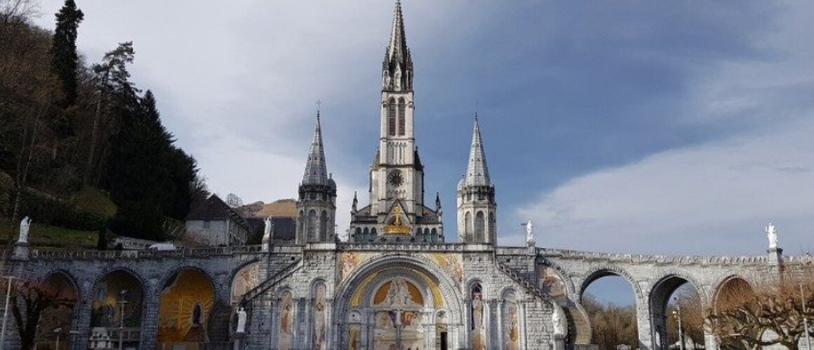 Lurdsko svetište pokriva Rupnikove mozaike na vratima bazilike