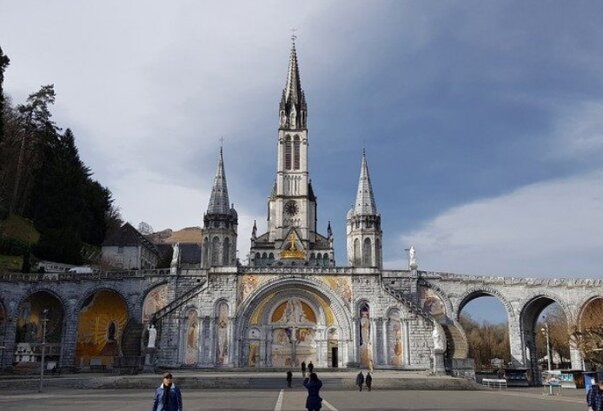 Lurdsko svetište pokriva Rupnikove mozaike na vratima bazilike