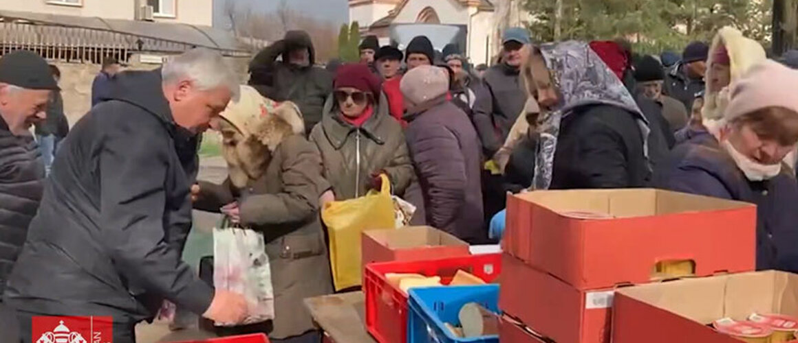 Kardinal Krajewski u Ukrajini predao vozila hitne pomoći i dijelio kruh