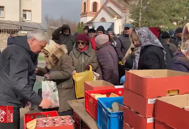 Kardinal Krajewski u Ukrajini predao vozila hitne pomoći i dijelio kruh