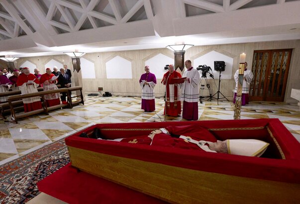 Tijelo pape Franje u kapeli Doma sv. Marte