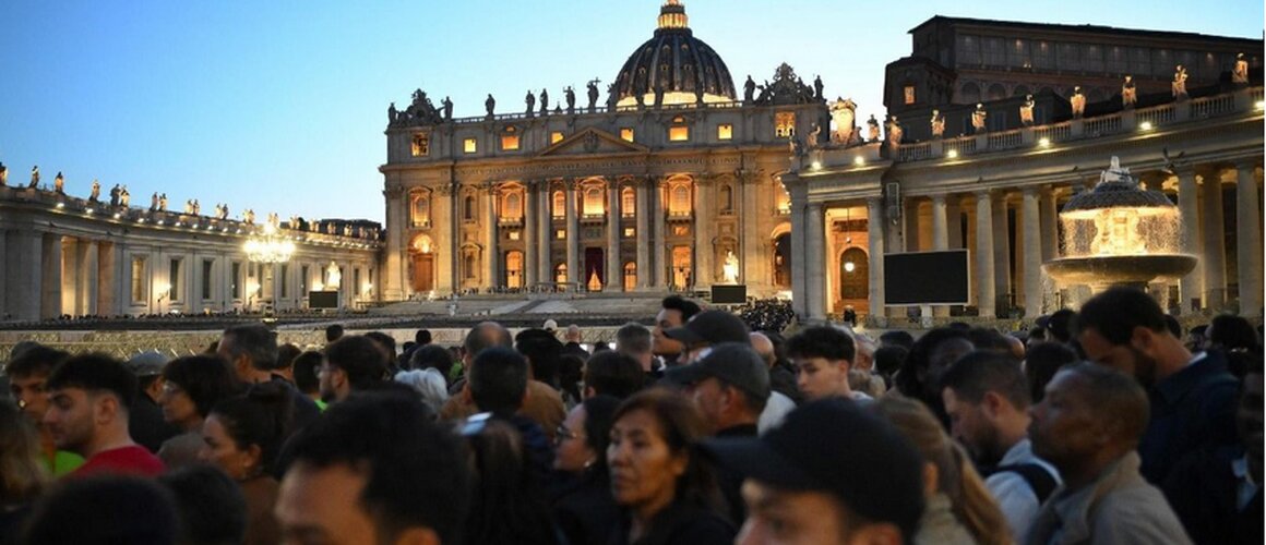 Bazilika svetog Petra zbog velikog broja vjernika bila otvorena do jutarnjih sati