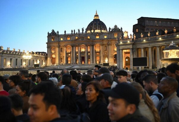 Bazilika svetog Petra zbog velikog broja vjernika bila otvorena do jutarnjih sati