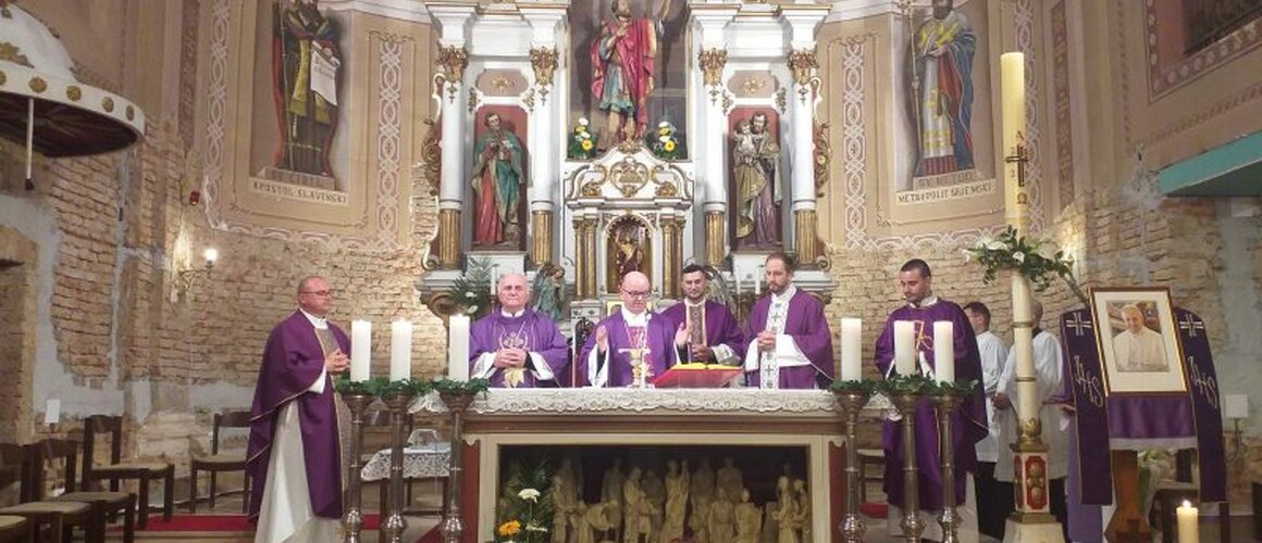 Misa zadušnica za papu Franju u Srijemskomitrovačkoj katedrali