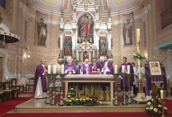 Misa zadušnica za papu Franju u Srijemskomitrovačkoj katedrali