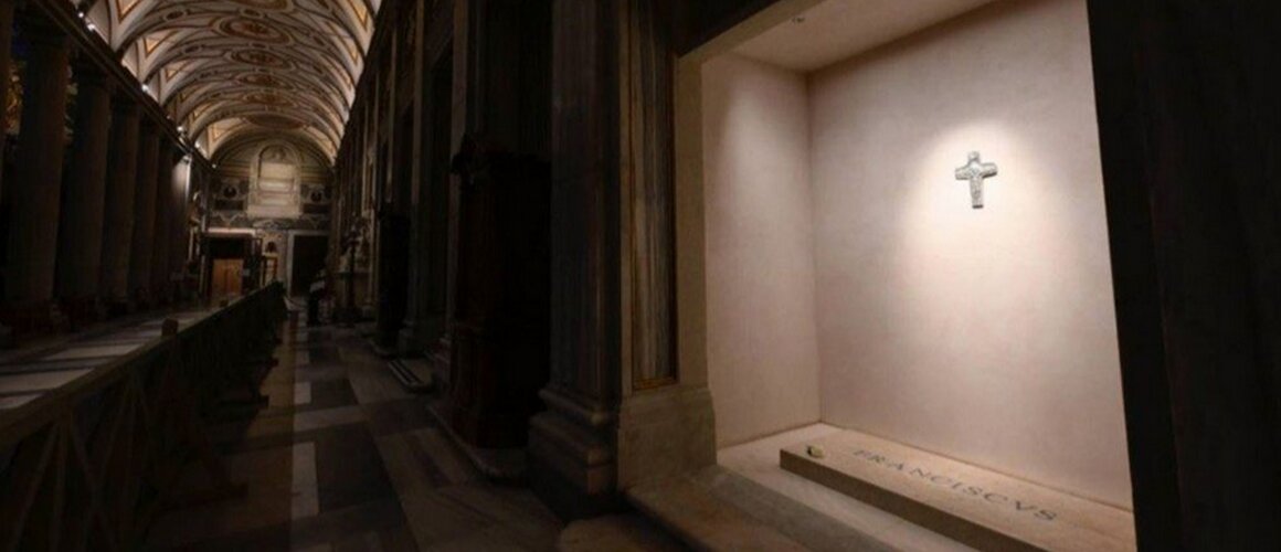 Brojni vjernici posjećuju grob pape Franje, na Trgu svetog Petra slavljena misa zadušnica